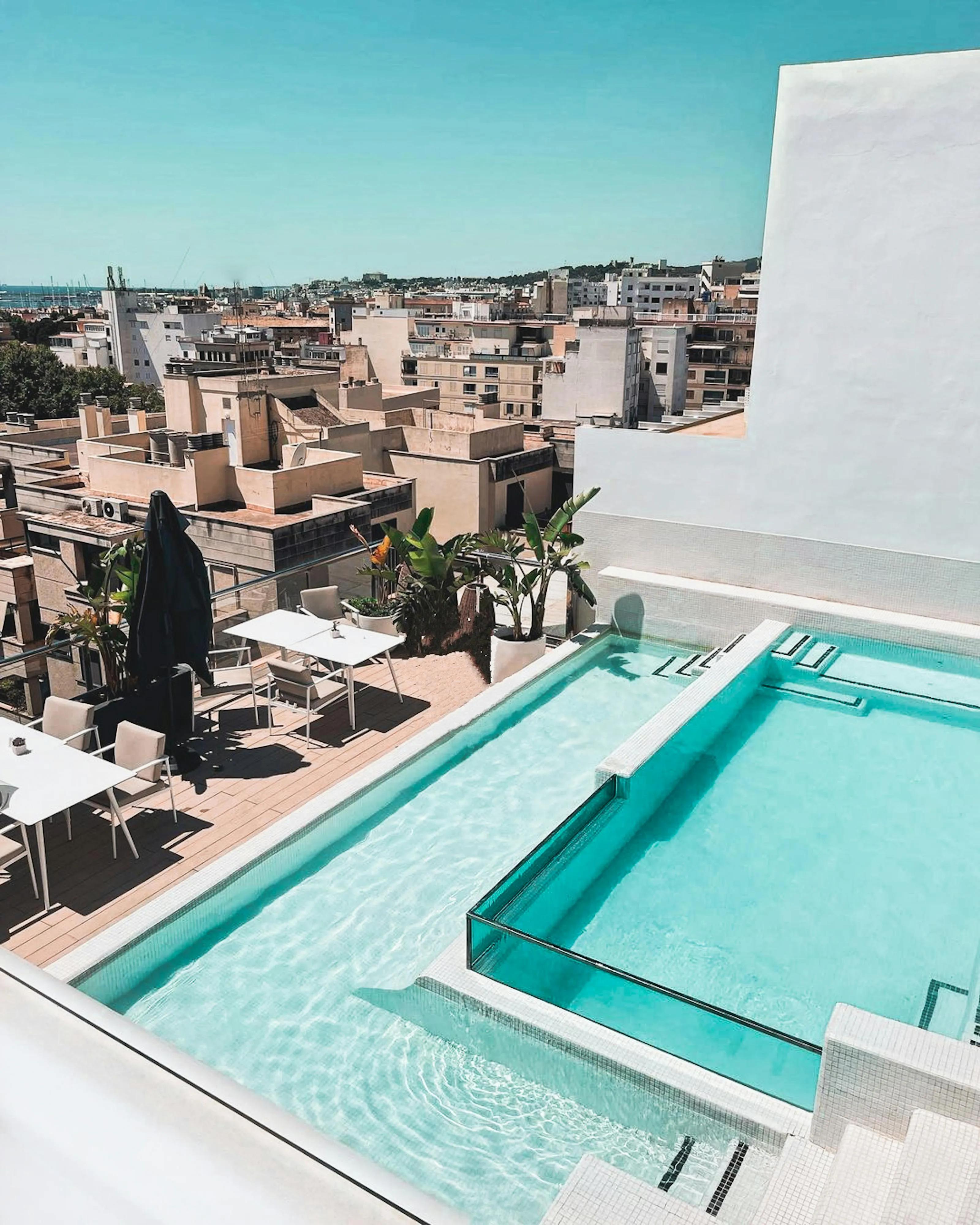 Luxury Swimming Pool Design UAE for Modern Villas